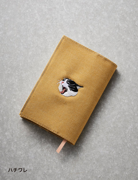 【 文庫版サイズ】あくびする猫 刺繍 ブックカバー 日本製 honok