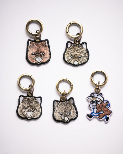 ウォンバットと園長「ワイン ユキ コウ フク 園長」刺繍キーホルダー ギフト NookNook