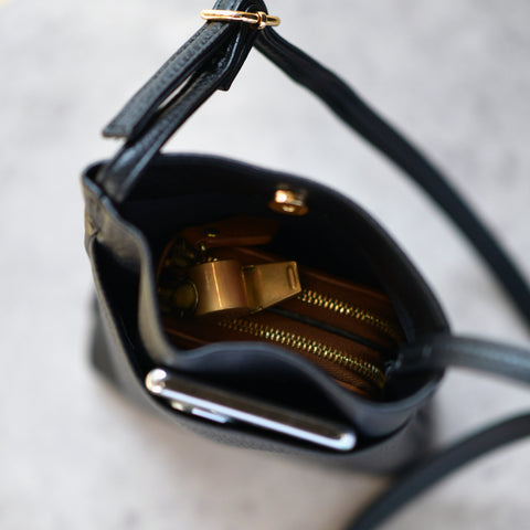 「アブダクションされる牛」刺繍 ミニバッグ ギフト ベルト調整可能