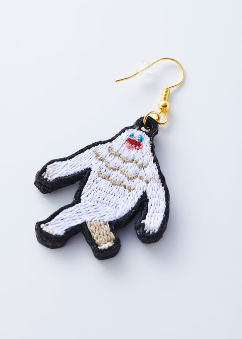 「イエティ」刺繍ピアス/イヤリング honok