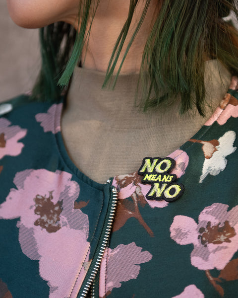 2個セット「NO MEANS NO」 刺繍 ピンバッジ honok