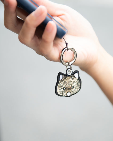 ウォンバットと園長「ワイン ユキ コウ フク 園長」刺繍キーホルダー ギフト NookNook