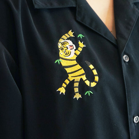 「ジャンプする虎」刺繍 シルキーオープン半袖シャツ honok