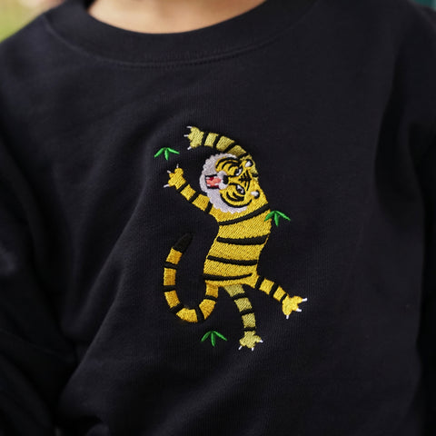 「ジャンプする虎」刺繍 キッズ トレーナー honok