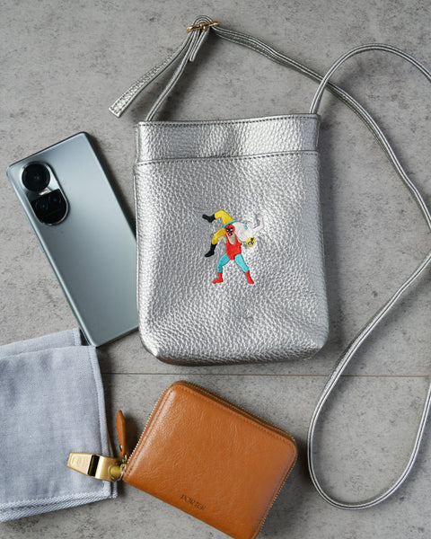 人気のスマホバッグにメタリックシルバーが登場！