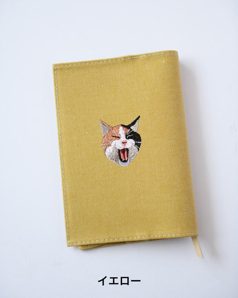 【新書サイズ】三毛猫 ブックカバー 新書版サイズ あくびする猫 刺繍 ブックカバー 日本製