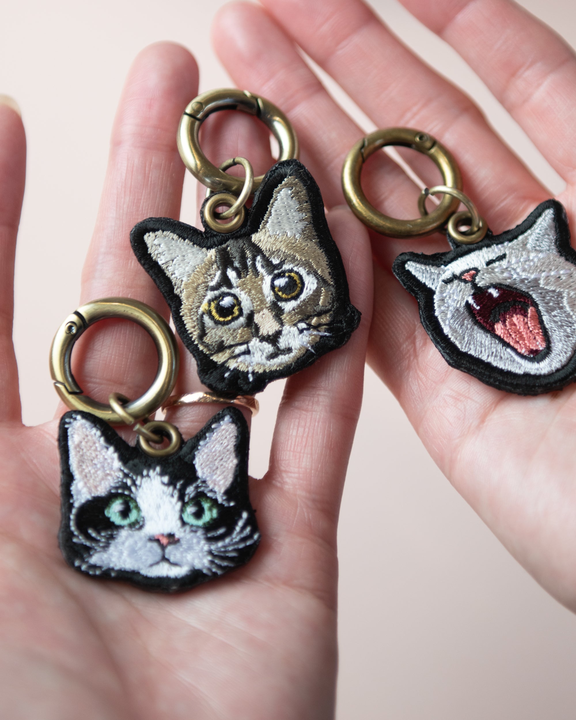 名入れ無料 あくびする猫 刺繍キーホルダー 猫好き ギフト 誕生日 honok