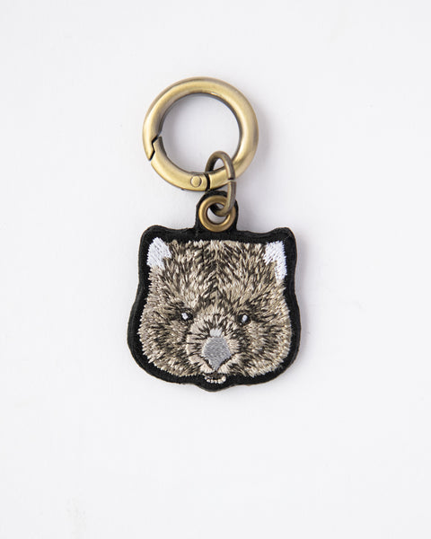 ウォンバットと園長「ワイン ユキ コウ フク  園長」刺繍キーホルダー ギフト NookNook