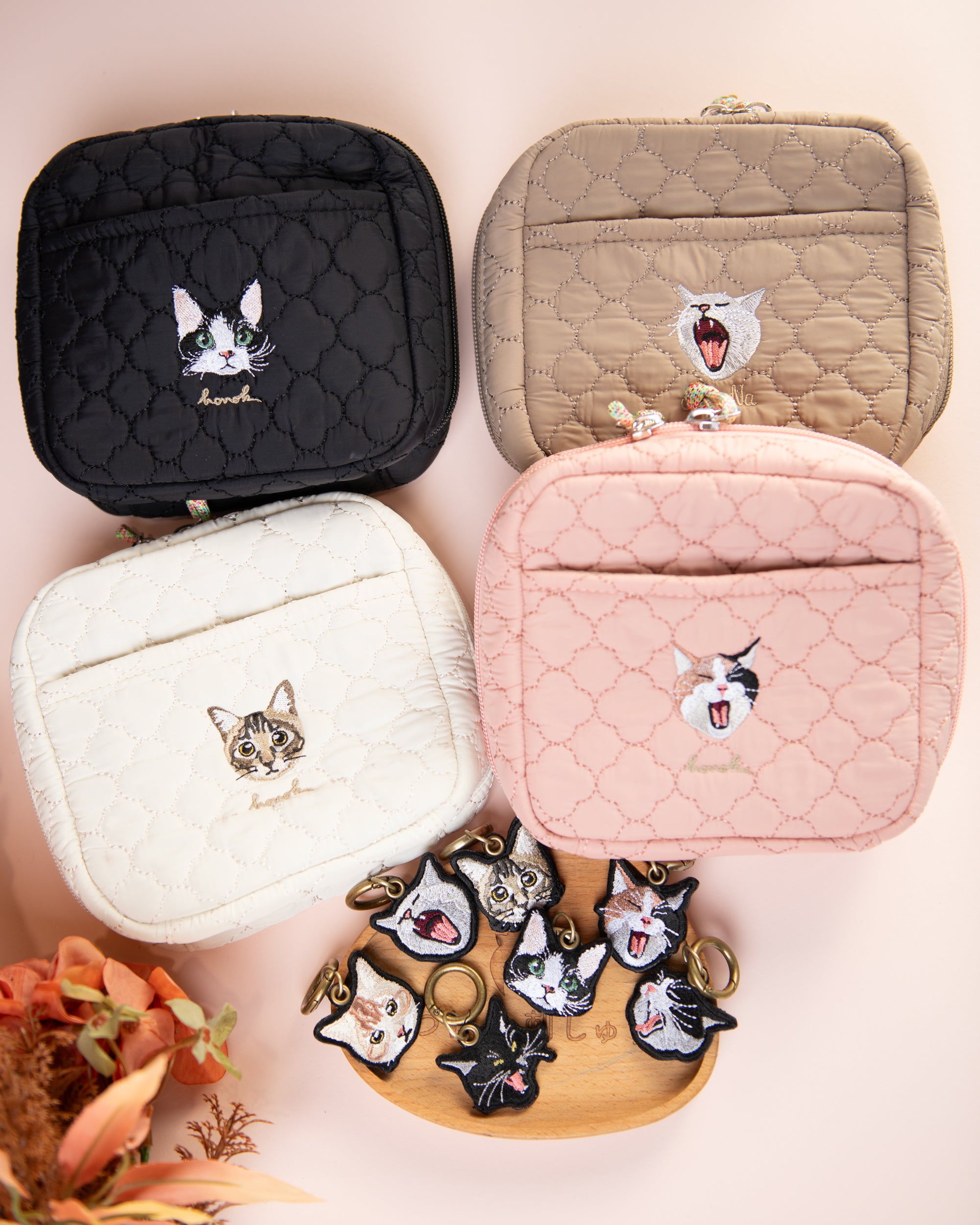 名入れ無料 刺繍化粧ポーチ 猫｜あくびネコの刺繍ポーチ プレゼントに