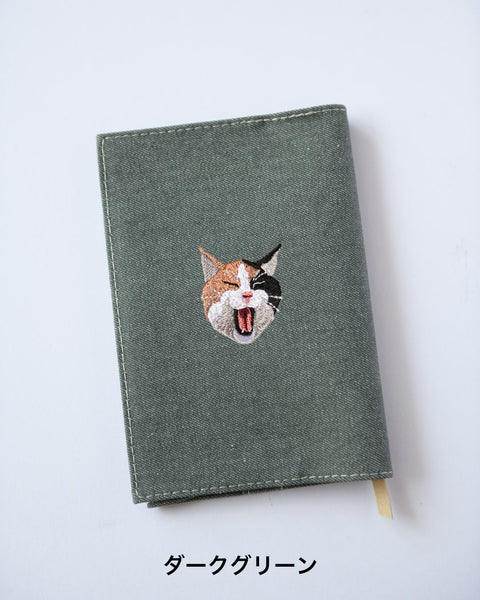 【新書サイズ】三毛猫 ブックカバー 新書版サイズ あくびする猫 刺繍 ブックカバー 日本製