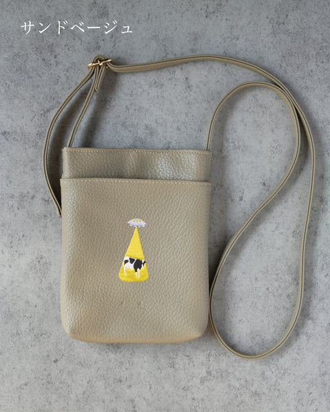「アブダクションされる牛」刺繍 ミニバッグ ギフト ベルト調整可能