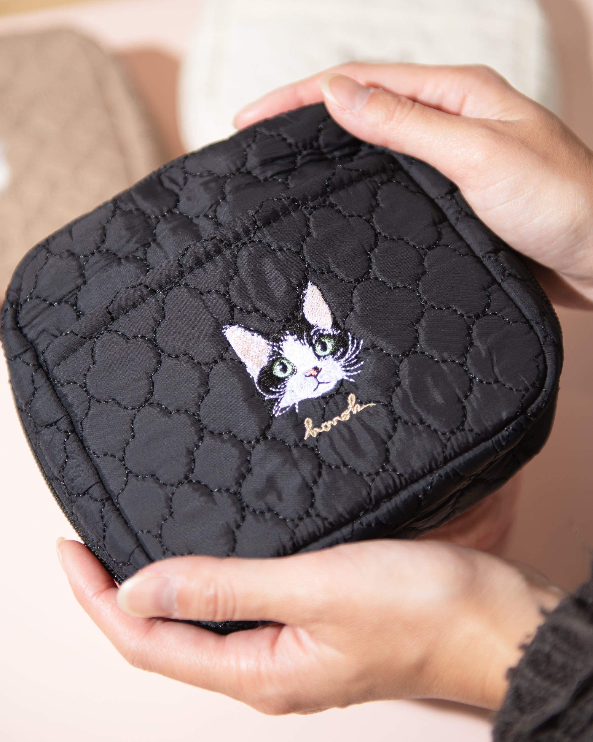 Chacott 猫刺繍ポーチ ブラック 名入れ無料 刺繍化粧ポーチ 猫｜あくびネコの刺繍ポーチ プレゼントに