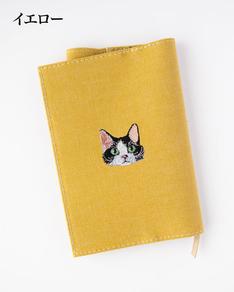 文庫サイズ カーリハチワレ猫 刺繍 名入れ可能 ブックカバー honok