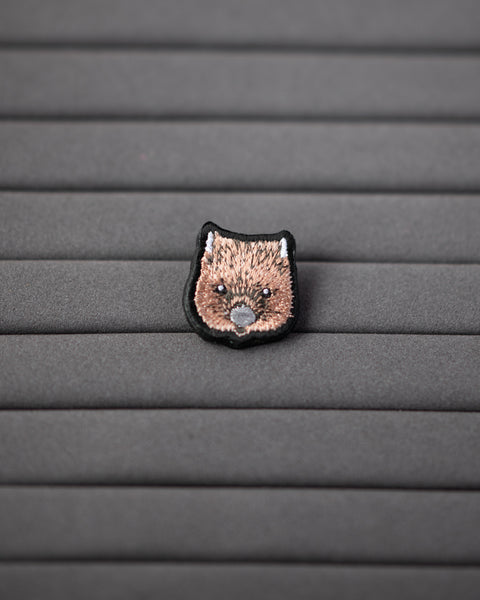 刺繍ピンバッジ  五月山動物園ウォンバット「ワイン」Nook Nook