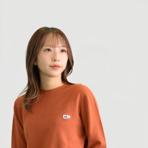 【ニット】たぬき刺しゅう クルーネックセーター 全3色｜honok